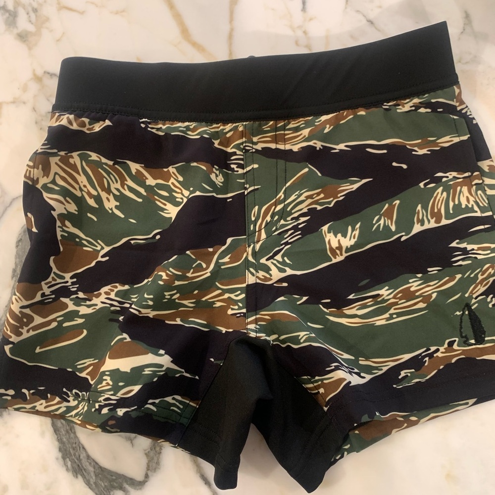 NWT tachuntfish boys 8 Camouflage Shorts